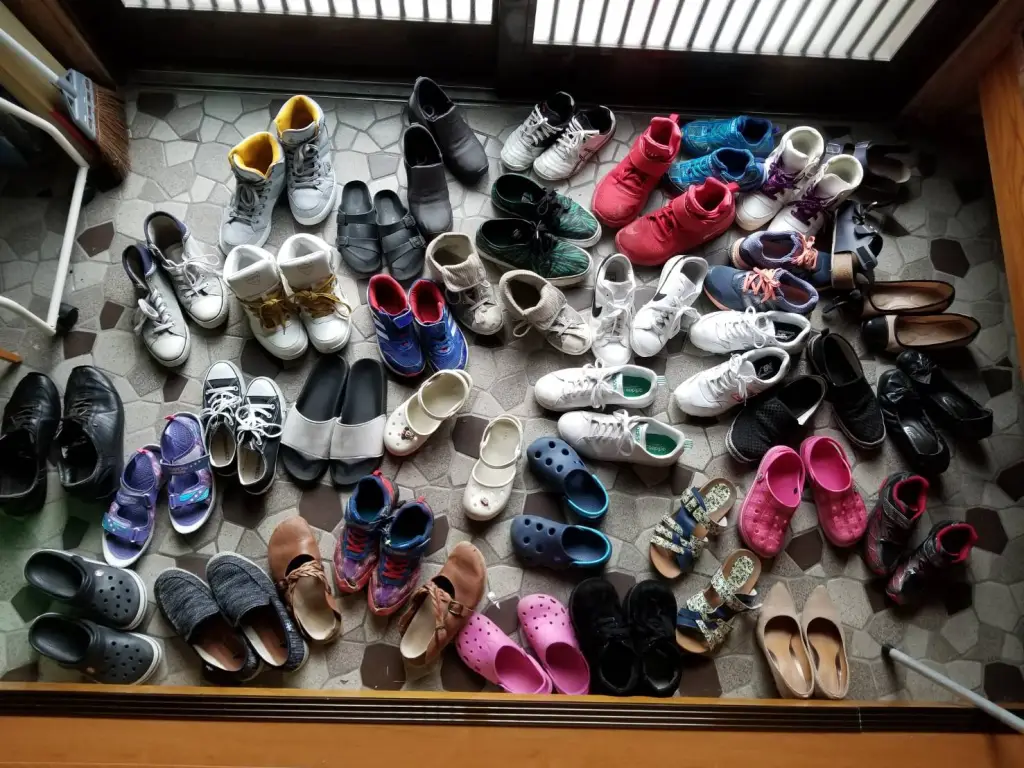 画像：たくさんの靴が置かれた玄関