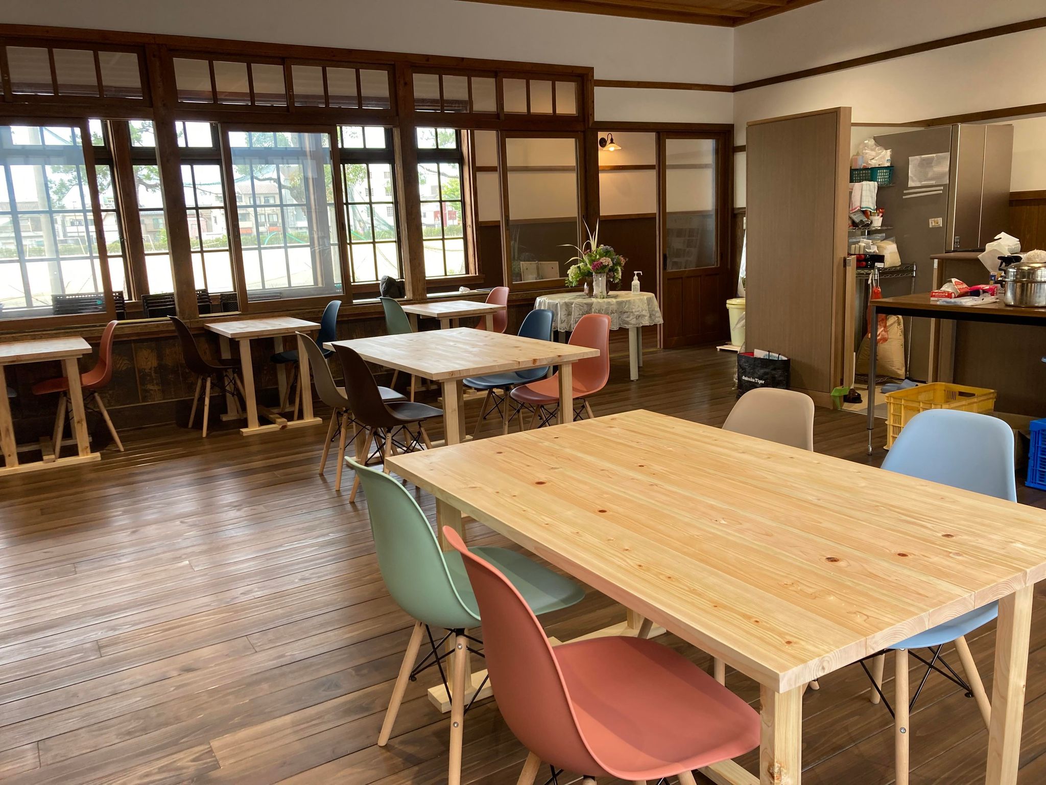 画像：萩ヒノキのテーブルが並ぶ室内